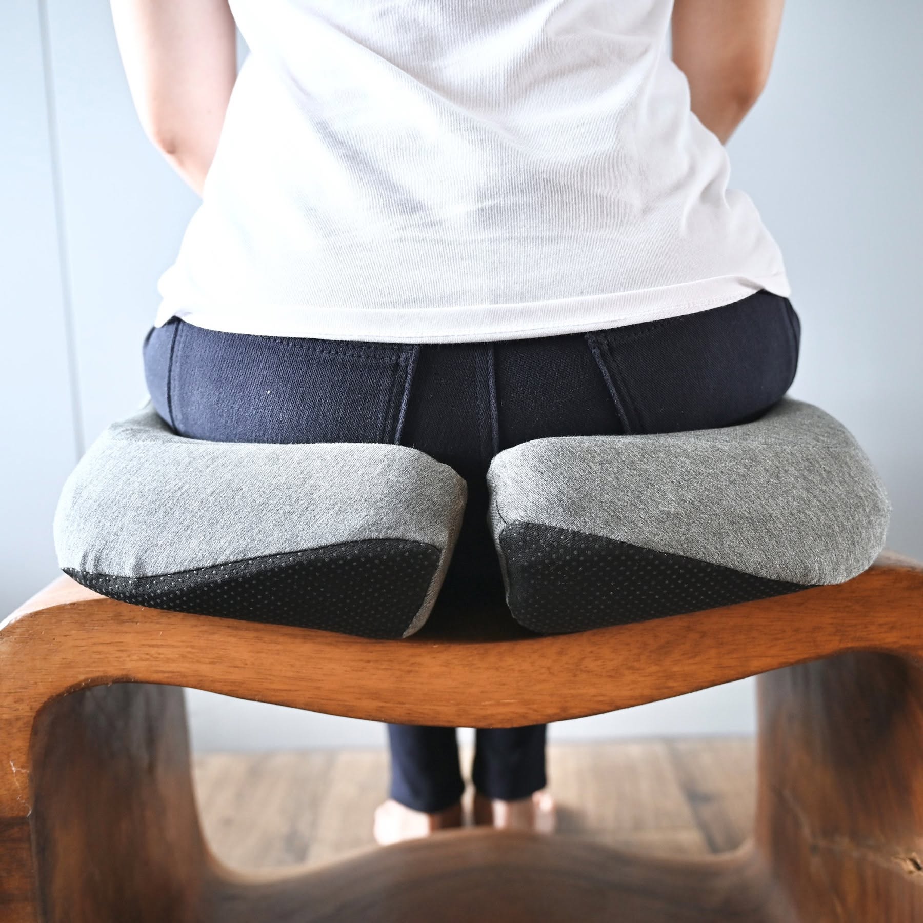 Pessoa utilizando a almofada ergonômica Alpha Premium